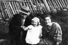 037: Vince Ennis, his wife Min Carroll, and their daughter Betty. (circa 1937)  [courtesy of Rita (Ennis) Clowe]